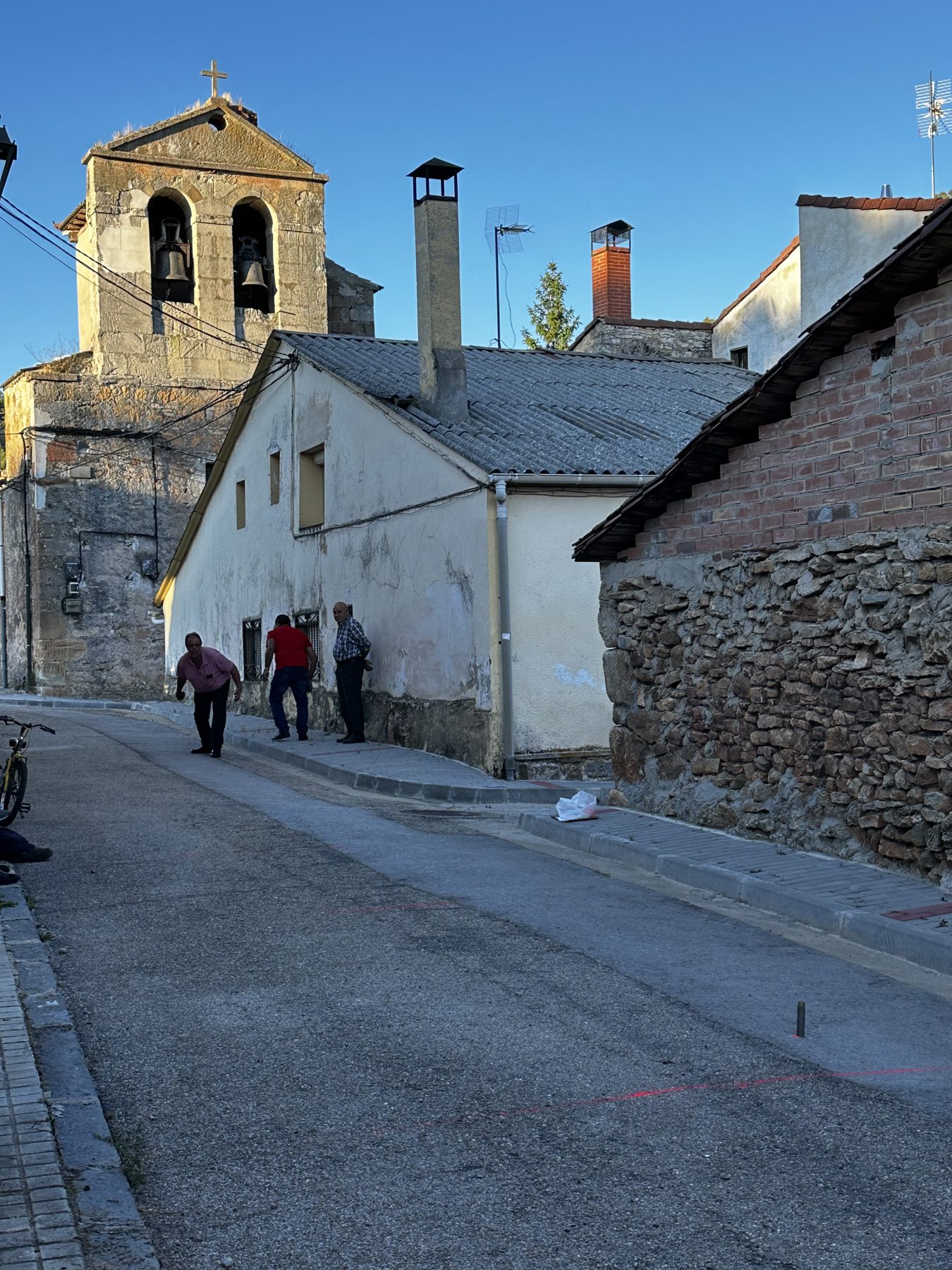 Calle de Muriel Viejo con la iglesia y su campanario al atardecer