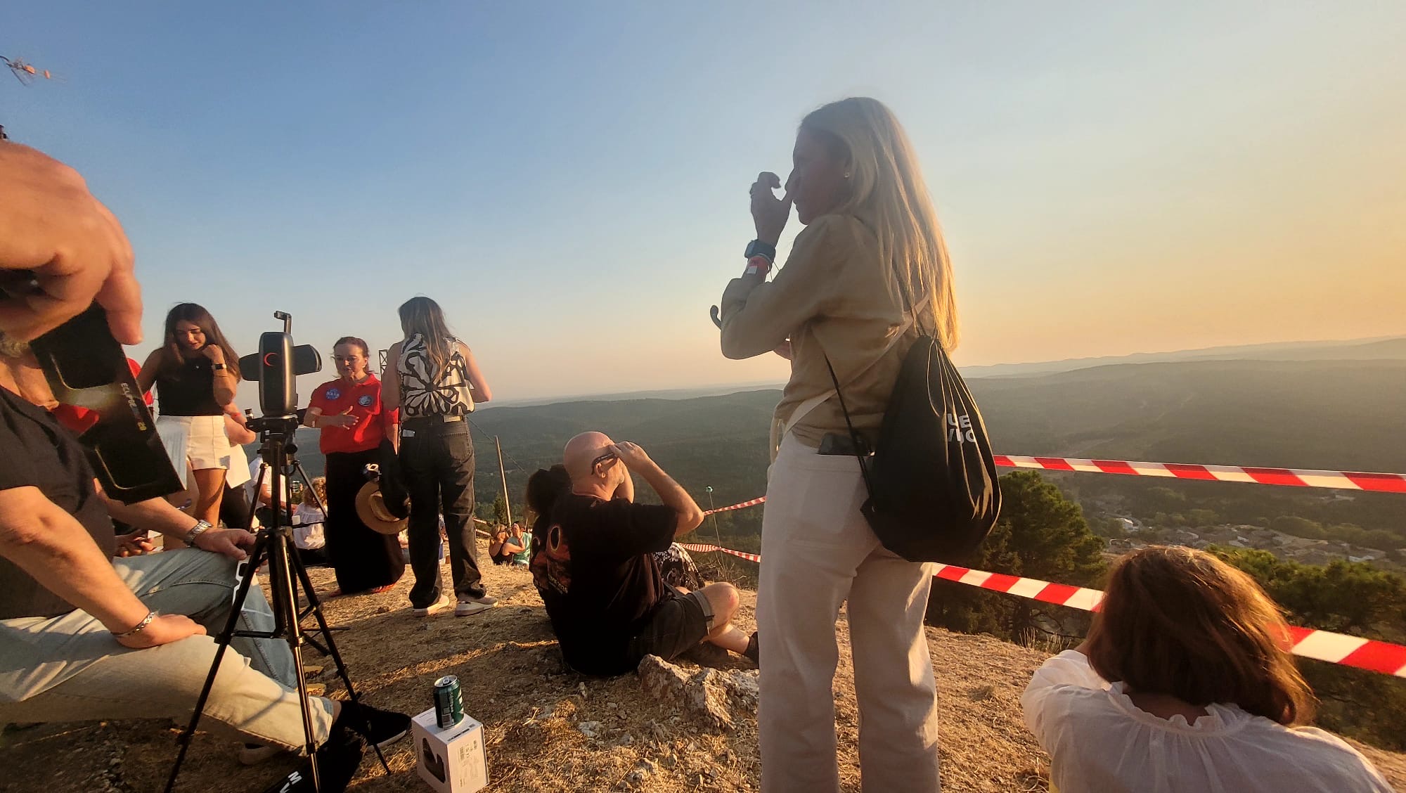 Asistentes observando el eclipse desde el mirador de Muriel Viejo